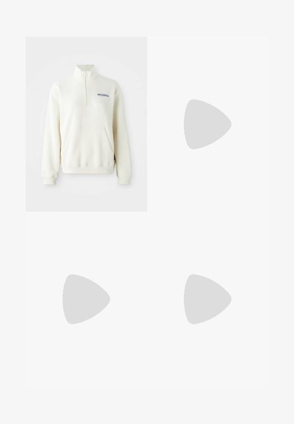 Krēmkrāsas zip-krāsu džemperis ar priekšējo kabatu, ribotām aprocēm un "new balance" logo zils krāsā uz krūtīm. Mīksta tekstūra.; Gaiši zils ribots īsa augšdaļa ar apļa formas dekoltē un bez piedurknēm. Gluda tekstūra un neliels logotipa detalizējums apakšmalā.; Tums cargo bikses tumši zaļā un brūnā krāsā ar vairākiem kabatām un brīvu piegriezumu, izgatavotas no viegla, izturīga auduma.; Brūni zamšādas sporta apavi ar rozā svītrām un logo, ar teksturētu virsmu, šņorēšanas aizdari un gumijas zoli.