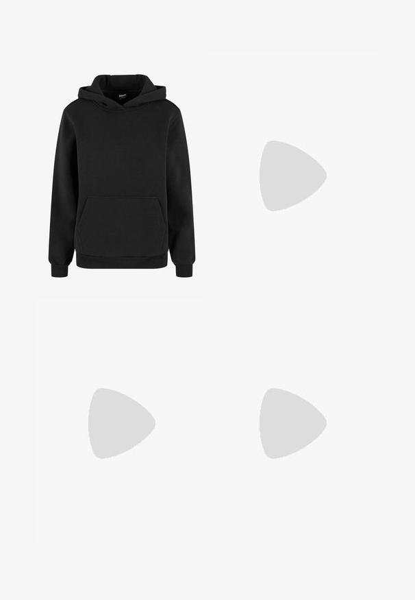 Schwarzer Hoodie aus weichem Stoff mit einer Kängurutasche, gerippten Bündchen und einer Kapuze mit Kordelzug. Einfaches, minimalistisches Design.; Langärmlige weiße Bluse aus glattem Stoff, mit spitzem Kragen und Knopfmanschetten, geradem Saum und ohne Muster.; Selected Femme SLFABBI BERMUDA  - Shorts - black; Zign Stiefel - black; Schwarze Leder-Umhängetasche mit glatter Textur, geschwungenem oberen Rand und einem einzigen Tragegurt. Sie verfügt über einen Reißverschluss und ein minimalistisches Design.
