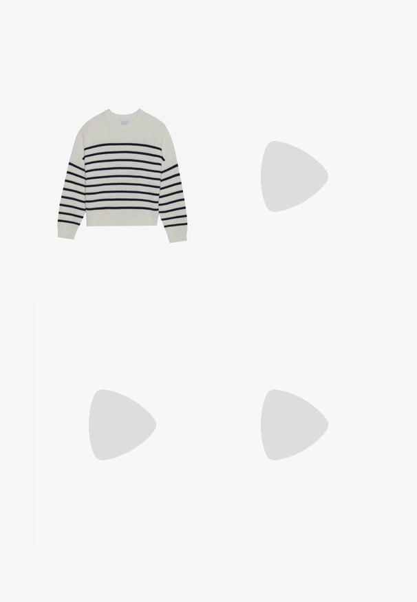 Crème trui met marineblauwe horizontale strepen, geribbelde textuur, ronde hals en lange mouwen. Ontspannen pasvorm met een cropped ontwerp.; Witte linnen crop top met dunne verstelbare bandjes, vierkante halslijn en een ontspannen pasvorm, met een subtiele textuur overal.; Witte brede palazzo-broek met een gladde stof, voorzien van twee voorzakken en een vlakke voorkant. Strakke lijnen zonder zichtbare patronen.; Bruine suède sneakers met witte accenten en veters. Rubberen gumzool. Draag met witte sokken met zwarte strepen. Groene gestructureerde vloer.