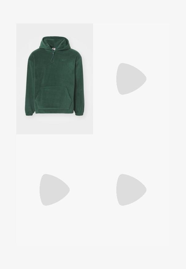 Mørkegrøn fleece hoodie med kængurulomme, elastiske manchetter, justerbar snørrelse i hætten og broderet logo på brystet.; Hvid bomulds T-shirt med korte ærmer, rund hals og en diskret Levi's logo trykt i midten. Blød tekstur og standard pasform.; NN.07 GREGOR - Shorts - blue; Grå ruskinds sneakers med hvide striber og guld "Gazelle" logo. Har en gummisål og snørebåndsdesign med en polstret krave.; Firkantet, olivengrøn crossbody taske med en beige top, justerbar rem, lynlås lukning og et rødt Levi's-logo på fronten. Holdbart stof.