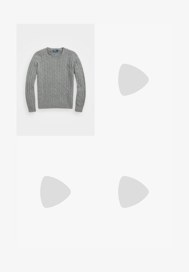 Grauer Kabelstrickpullover mit Rundhalsausschnitt und langen Ärmeln. Der Stoff hat eine gerippte Textur und weist ein einheitliches Muster auf.; Blau-weißer gestreifter Langarmshirt aus Baumwolle mit einem Button-Down-Kragen, Frontknöpfen und einem kleinen gestickten Logo auf der Brust.; Weiße sportliche Shorts aus leichtem Stoff mit einem elastischen Bund und einem Kordelzug sowie seitlichen Taschen. Glatte Textur.; Weiße Sneaker mit grünen Lederakzenten und einer braunen Gummisohle. Hat einen Stoffkörper und ein auffälliges Logo an der Seite. Schnürungsdesign.