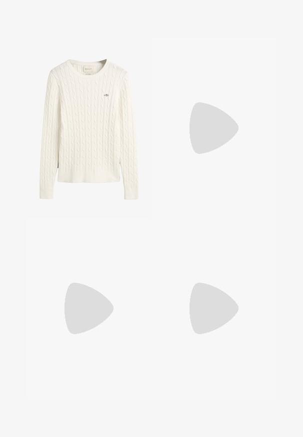 Vit kabelstickad tröja med långa ärmar, ribbat rundhals och kant, med en liten broderad logotyp på bröstet.; Vita linnen shorts med elastisk midja, som har en avslappnad passform och mjuk textur. Inga fickor eller dekorationer syns.; Bruna klackflip-flopsandaler med en smal rem och rund tåpost, med en liten guldaccent på fotbädden.; Bruna ovala solglasögon med mörka linser. Bågen har ett transparent brunt material och har en logotyp tryckt på stängerna.