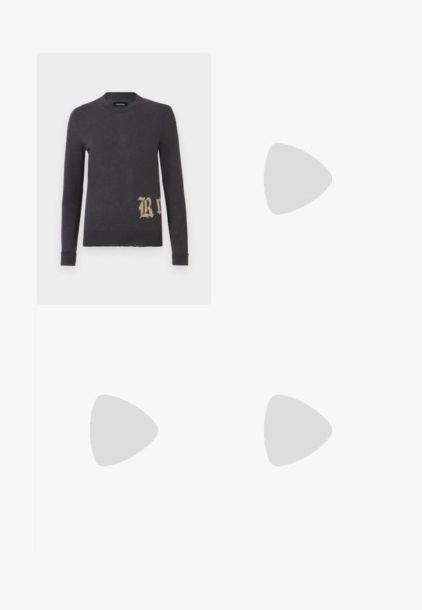 Suéter gris de manga larga en un material de punto suave que presenta una gran letra "R" beige en la parte inferior izquierda. Cuello redondo y puños ajustados.; Mini falda de cuero negra con un acabado brillante, que presenta una textura suave, un corte recto y detalles de costura sutiles en la cintura.; Botín negro de cuero con textura suave, puntera puntiaguda y un tacón alto y robusto. Presenta una apertura lateral y un diseño minimalista.; Bolso de mano de cuero negro con una correa de cadena plateada, que presenta acentos decorativos en forma de alas y costuras blancas a lo largo de la costura inferior.