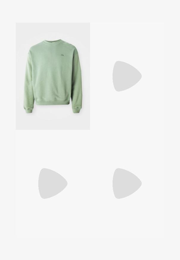 Svetlozelený crewneck sveter s dlhými rukávmi a malým vyšitým logom krokodíla na ľavej hrudi.; Tri biele rebrované tielka vyrobené z bavlny. Majú okrúhly výstrih a malé čierne štítky pri leme. Dostupné v rôznych veľkostiach.; Zelené elastické nohavice so šikmým bielym geometrickým vzorom a bočnými pruhmi, zobrazené na bielom pozadí.; Biele kožené tenisky so zelenými akcentmi, dizajn na šnurovanie, zlaté očká a textúrované panely. Hrubá krémová gumová podrážka.