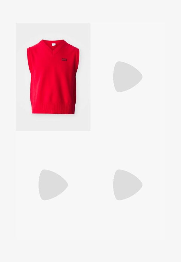 Pull en tricot sans manches rouge, avec un décolleté en V et un ourlet à côtes. Présente un petit logo sombre sur la poitrine. Texture douce avec une couleur unie.; Jeans larges noirs à taille haute, en denim. Caractérisés par une ceinture noire avec une boucle réglable et des poches latérales. Coutures détaillées visibles.; Baskets en cuir marron avec trois bandes de couleur claire, semelle en gomme, bout arrondi et accents en daim texturé sur le talon et le bout.; Sac à main en simili-crocodile noir avec un design structuré, des ferrures dorées, une poignée supérieure et un système de fermeture à rabat magnétique.