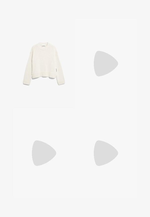 Pull court couleur crème avec un motif de tricot texturé, col et ourlet côtelés, avec des épaules tombantes et une étiquette sur la manche.; Pantalons à jambe large dans une teinte de brun doux, avec des plis à l'avant, une fermeture à bouton et des poches latérales, le tout avec une texture de tissu lisse.; Bottines Chelsea noires en cuir avec des panneaux latéraux en élastique, finition texturée, languettes de tirage et semelle en caoutchouc solide. Présente des détails de couture contrastante.; Sac en toile en cuir tissé noir avec deux poignées tressées, sur un fond clair uni.