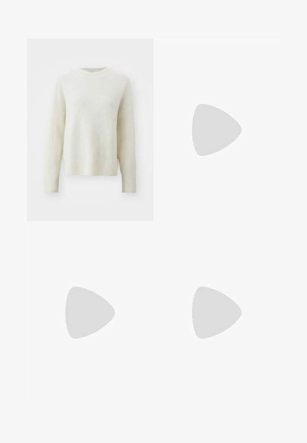 Lyscreme sweater lavet af et blødt, tekstureret stof. Har en rund halsudskæring, ribbede manchetter og kant med en afslappet pasform og sænkede skuldre.; Sort, blank skjorte med en blank overflade, lange ærmer og en klassisk krave. Har hvide knapper foran.; Sorte vidde bukser lavet af glat stof, med en frontknaplukning og to plissee for ekstra detaljer. Skræddersyet design i det hele taget.; Sorte læder loafers med en glat overflade, rund tå, syet detalje på overdelen og en lav, flad gummisål.
