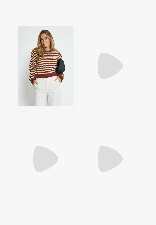 Desires SPAM  - Stickad tröja - madder brown stripe; Ljust blå denimjeans med rak ankelsluss. Inkluderar fem fickor, två metallknappar och synlig orange sömnad. Etiketter finns.; Svart läderpump med spetsig tå och en låg klack. Har en ankelsnodd med en guldtonad spänne. Slät textur.; Svart läder tote-väska med två långa handtag, en slät yta och en strukturerad form. Har en framficka för extra förvaring.