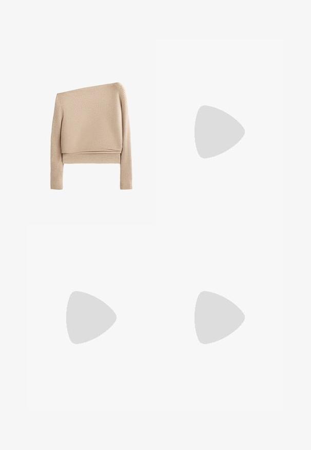 Beige bordázott pulóver aszimmetrikus kialakítással, hosszú ujjakkal és rövid szabással. Puha tapintás, enyhe rugalmassággal.; Barna sportnadrág, magas derékkal, rugalmas anyagból készült, sima tapintású és egyszerű mintázat nélküli dizájnnal.; Krémszínű, térd fölé érő csizma sima bőrből, lekerekített orral és barázdált textúrájú tömör gumitalppal. Tiszta vonalak és minimalista dizájn jellemzi.; Barna műbőr kézitáska ívelt formával és rövid fogantyúval, amelyet egy farmer sortot és világosbarna szandált viselő személy tart.