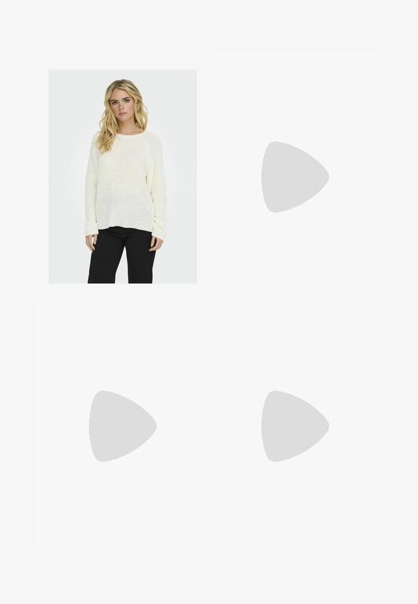 Maglione bianco lavorato a maglia con un design morbido, motivo testurizzato e polsini a costine, abbinato a pantaloni neri. Lo sfondo è uniforme.; Pantaloni corti in lino beige con gamba larga, caratterizzati da pince frontali e una cintura liscia. Il tessuto ha una finitura leggermente testurizzata.; Ballerine in suede marrone con punta affusolata, dettaglio a fibbia su una cinghia e suola piatta. Texture liscia con un design minimalista.; Borsa a spalla in pelle marrone con una sezione inferiore a motivo beige, una chiusura in tono oro e una tracolla removibile.