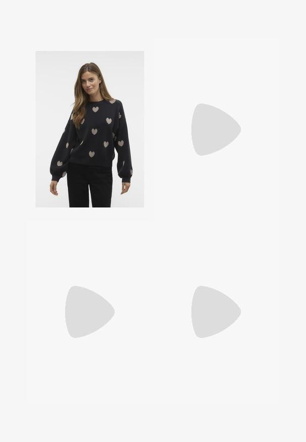 Pullover in dunkelblau mit beigen Herzmustern. Hat einen gerundeten Halsausschnitt, lange Ballonärmel und eine lockere Passform. Weiche Stricktextur.; Ausgestellte Jeans aus mittelblauem Denim mit hoher Taille, zwei Fronttaschen und einem sauberen Saum, der eine glatte Textur und minimale Nähte zeigt.; Schwarze Lacklederschuhe mit einer klobigen Plateau-Sohle und dicken Schnürsenkeln. Abgerundete Zehenpartie, minimale Details und eine kleine Fersenschlaufe auf der Rückseite.; Metallgestellte Sonnenbrille mit ovalen grünen Gläsern. Dünner silberner Metallrahmen und schwarze Ohrstücke. Minimalistisches Design, keine sichtbaren Logos.