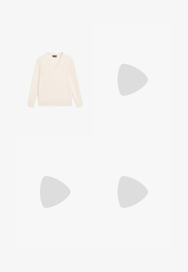 Crème v-hals trui van zacht materiaal, met lange mouwen, geribde manchetten en zoom, en een relaxte pasvorm. Minimalistisch ontwerp zonder patronen.; Lichtblauwe denim wijde broek met hoge taille, zichtbare stiksels en standaard zakken. Voorzien van een knoop- en ritssluiting.; Grijze flip-flops met een gestructureerde voetbed, voorzien van een decoratief zwart patroon en sprankelende ritsen met rhinestones in een V-vorm ontwerp.; Zilveren triangulaire zonnebril met donkere lenzen. Het montuur heeft een textuurdesign en kleine versieringen aan de hoeken. Strakke metalen constructie.; Zijde sjaal met bloemenpatronen in bruin en beige op een donkere achtergrond, met een geometrische gestreepte rand in vergelijkbare kleuren.; Geweven bruin handtas met een ronde silhouet, voorzien van een bovenhandvat en een gestructureerde oppervlakte. Compact ontwerp met een platte basis voor stabiliteit.