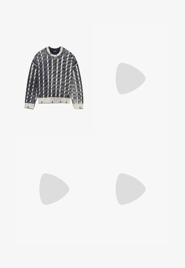 Pulover din tricot cu navy și crem, având un model texturat, dotat cu un guler rotund, manșete și tiv cu nervuri. Elemente de design distincte în formă de puncte.; Top iară alb cu dantelă, cu decolteu rotunjit, fără mâneci și cu un design ajustat. Țesătura prezintă un model vertical subtil.; Pantaloni din piele ecologică neagră, cu tăietură largă, prezentând detalii de cusătură și buzunare frontale, având o textură netedă și ușor reflectorizantă.; Pantofi din piele neagră cu vârf rotunjit, design cu şireturi şi o talpă groasă, texturată. Purtați cu pantaloni negri bine croiți și un pulover cu ripuri.