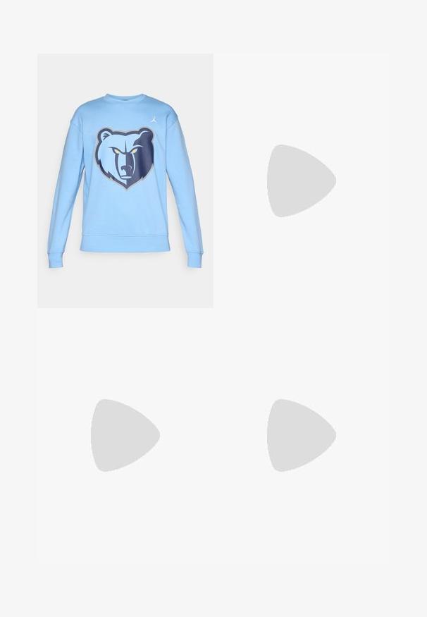 Lys blå hettegenser med en bjørnegrafikk på forsiden. Laget av mykt stoff, med ribbestrikkede mansjetter og rund hals.; Jordan JUMPMAN SHORT SLEEVE CREW - T-skjorte til trening - vapor green/(white); Lyseblå denimjeans med rett ben-design, med mid-rise liv, fem lommer og knap og lynlås lukning.; Svart lær sneakers med teksturert overflate, hvit Nike swoosh, grå såle, rund tå og snøredesign. Har perforeringer på tåboksen.