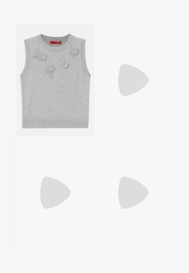 Hellgrauer ärmelloser Pullover mit einem gerippten Hals- und Saumabschluss. Verfügt über drei strukturierte Blumenapplikationen auf der Vorderseite. Markenlabel: MAX&Co.; Langärmliges, gelbes Hemd mit Knopfleiste und spitzem Kragen, aus glattem Stoff und mit einem schwarzen Etikett am unteren linken Rand.; Karierte Minirock in Dunkelblau und Marineblau, aus weichem Stoff mit leicht strukturiertem Finish. Verfügt über einen geraden Schnitt und klare Linien.; Paul Smith TOPANGA - Klassischer Ballerina - black