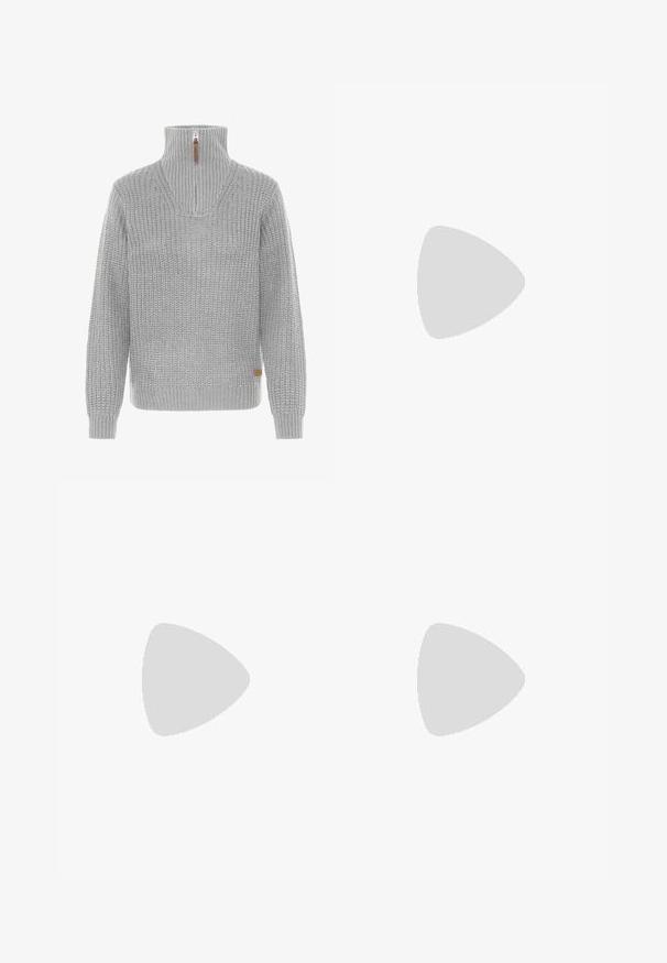 Šviesiai pilka megzta palaidinė su aukštu raštuotu apykakliu, turinti priekinį užtrauktuką ir ilgomis rankovėmis su raštuotais rankogaliais.; Šviesiai mėlyna džinsinė marškinė, turinti apykaklę, ilgomis rankovėmis, dviem krūtinėmis kišenėmis ir sidabriniais užtrauktukais priekyje. Sklandus tekstūra.; Metallic sidabrinės kelnės su aukštu liemeniu, tiesaus kirpimo ir priekinėmis kišenėmis. Pagamintos iš lygaus, blizgaus audinio.; Kavos spalvos vandeniui atsparūs auliniai batai su tvirtu gumuotu padu, apvalia nosimi, rudos odos apykakle, geltonomis raištelėmis ir logotipu šone.