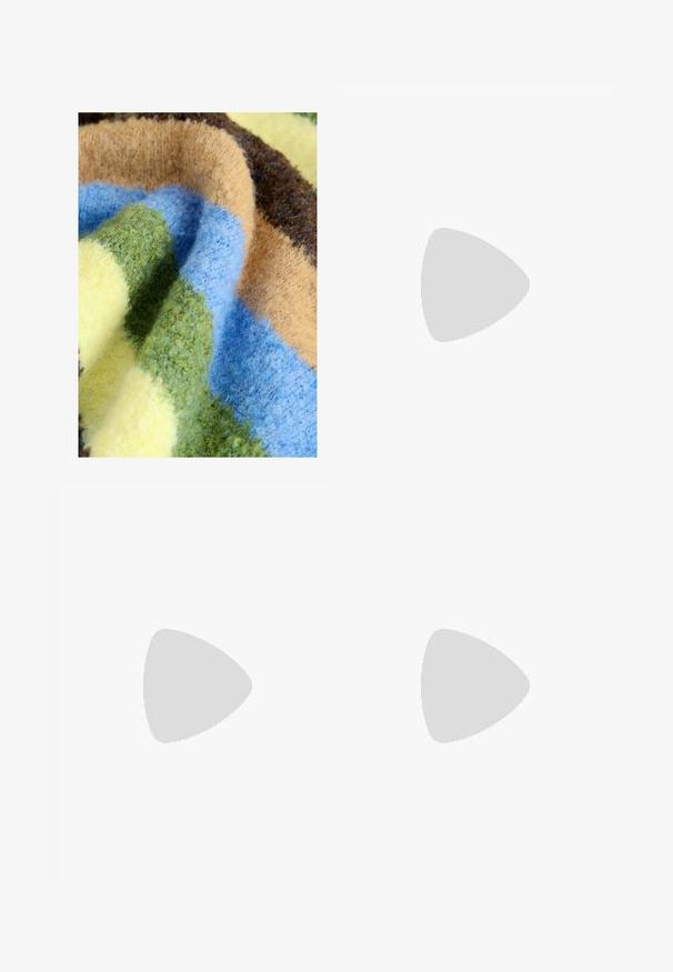 Coperta multicolore con una texture spessa e morbida, caratterizzata da strisce verdi, blu, beige, marrone e giallo. Materiale accogliente e soffice.; Pantaloni cargo marroni a gamba larga con vita elastica, cinturino regolabile, ampie tasche laterali e cordini per le caviglie regolabili.; Sneaker marrone e bordeaux realizzato in materiali scamosciati e in rete, caratterizzato da tre strisce color crema, tessuto testurizzato sulla linguetta e suola in gomma.; Borsa a tracolla in pelle marrone con superficie texturizzata, una singola tracolla e un logo sottile sul davanti. Presenta un design strutturato.