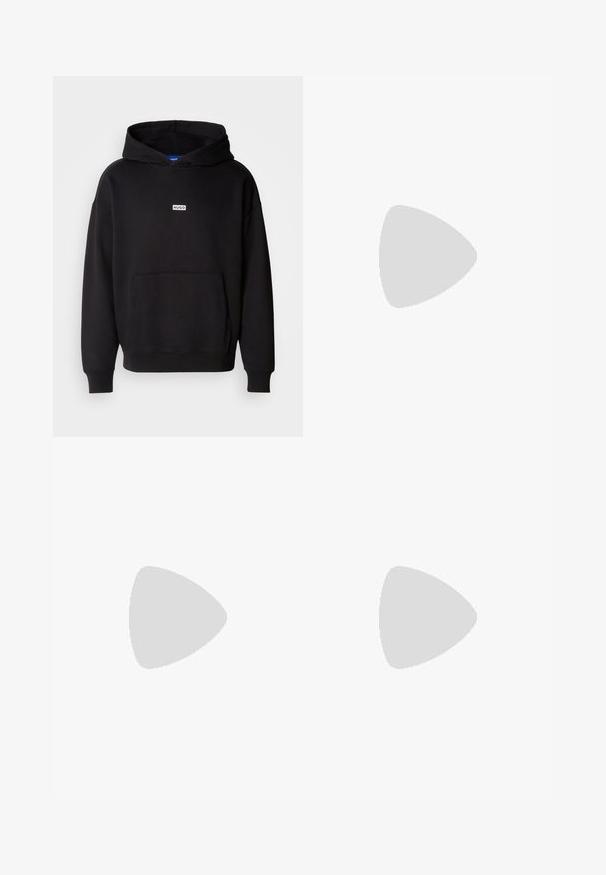 Sudadera con capucha negra hecha de un tejido suave, con un bolsillo canguro en la parte delantera y un pequeño logo blanco "HUGO" en el pecho.; Camiseta de algodón blanca con mangas cortas, cuello redondo y un logo negro "HUGO" en el pecho. Textura suave, corte casual, sin estampados.; Pantalones cortos negros con textura y patrón de ribetes horizontales, cinturilla elástica y cordón. Tela suave con un diseño casual para mayor comodidad.; Botín negro con un acabado liso, paneles laterales elásticos y una lengüeta de tirón roja contrastante, que presenta una suela de goma gruesa y punta redondeada.