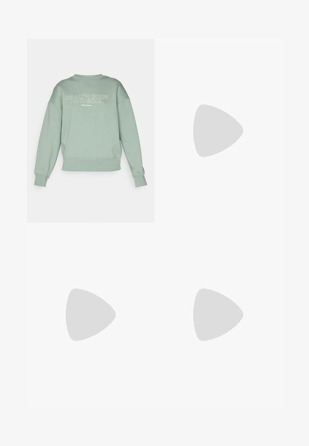 Sweatshirt verde menta com um corte descontraído, decote redondo e punhos canelados. Apresenta uma grande impressão em branco com a frase "CORPO MENTE ALMA SAUDÁVEL."; T-shirt de algodão verde claro com decote redondo e mangas curtas. Apresenta texto impresso em branco na parte da frente dizendo "BJÖRN BORG STOCKHOLM 1956."; Calções brancos de algodão com um cós elástico e um detalhe amarrado. Apresentam bolsos laterais e um pequeno logótipo impresso em laranja claro.; Head SPRINT PRO 4.0 - Sapatilhas de ténis para vários pisos - chalk white/twilight blue