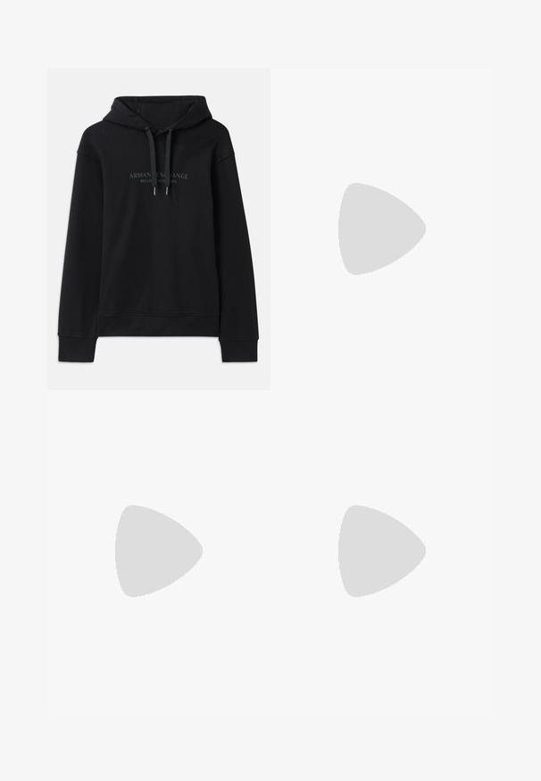 Fekete kapucnis pulóver puha anyagból, húzózsinórral a kapucnin és bordázott mandzsettákkal. Sötét tónusú hímzett logó az elején.; Fekete pamut póló kerek nyakkal és rövid ujjakkal. Elülső zsebében fehér "A/X" logó található. Simább textúrájú, kényelmes szabással.; Fekete jogger nadrág pamut keverékből, rugalmas derékrésszel és zsinórral, csuklónál szűkített szárakkal, és diszkrét logónyomattal az oldalon.; Fehér és fekete sportcipők sima bőrből készült felsőrésszel, texturált díszítésekkel és vastag fehér talppal. Klasszikus fűzős kivitel jellemzi.