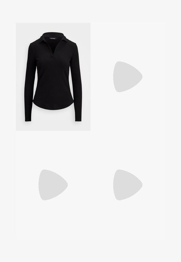 Črna rebrasta dolgosleeve polo majica z V-izrezom. Ima prilegajočo se zasnovo in teksturirano tkanino. Gladek zaključek brez okrasnih elementov.; Široke jeans hlače v off-white denim tkanini. Visok pas z gumbnim zapiranjem, dvema sprednjima žepoma in detajli kontrastnega šivanja.; Črne usnjene visoke pete s koničastim nosom in tankim stiletto peto. Gladka tekstura in minimalne podrobnosti ustvarjajo klasičen dizajn.; Črna usnjena torbica čez ramo z dvema sprednjima žepoma, zlatimi zaponkami, zadrgo in ozkim pasom. Tekstura površine je strukturirana, obliko pa ima kompaktno pravokotno.