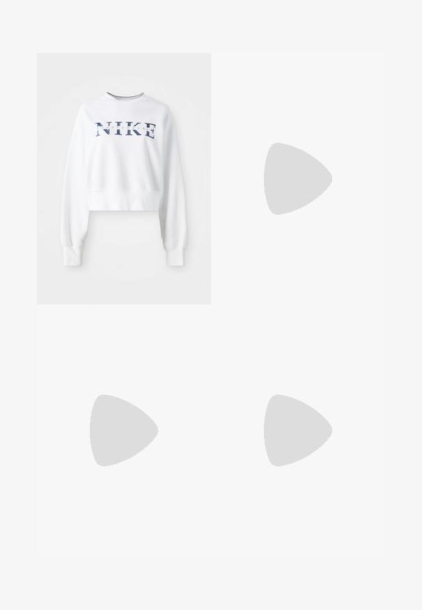 Biela skrátená mikina s dlhými rukávmi, na ktorej je veľké námornícke logo "NIKE" a pod ním text "SPORTSWEAR" v jednoduchom písmene.; Ružové športové šortky vyrobené z mäkkého materiálu, s elastickým pásom a bočným logom. Rovno strihaný dizajn s hladkou textúrou.; Biele Nike tenisky s čiernymi akcentmi, s textúrovanou špičkou, perforáciami, šnúrovaním a detailmi pásky. Nosené s bielymi ponožkami.; Súprava strieborných náušníc: dva oválne pecky a dva polkruhové kruhy, s lesklým, hladkým povrchom a zaobleným tvarom.