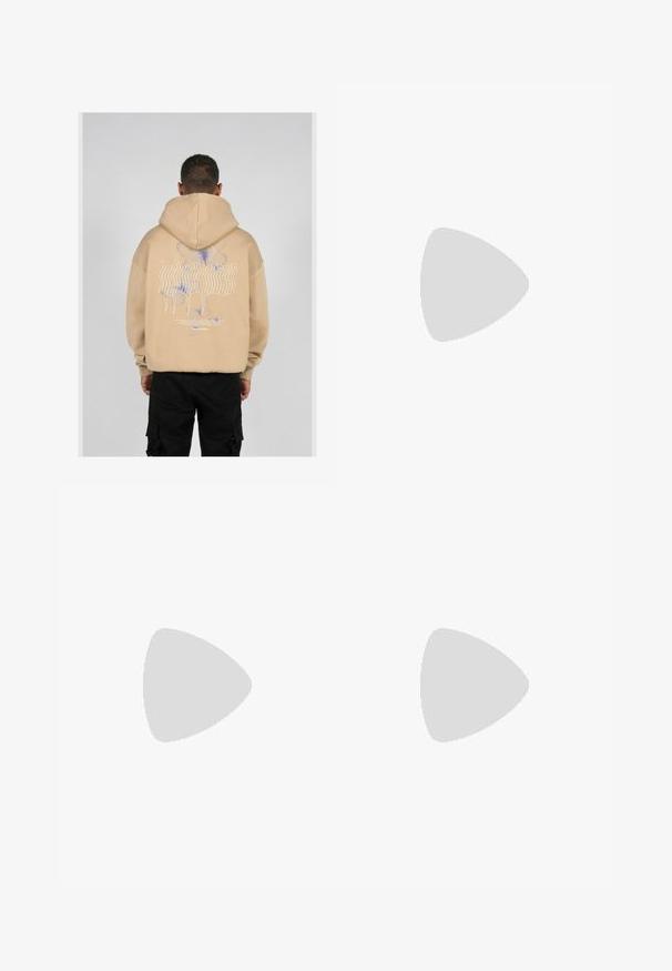 Beige hoodie med et stort grafik på ryggen med blå og lilla sommerfugledesigns og stiliseret tekst. Justerbar hætte og ribbede manchetter.; Lette grå denimshorts med klassisk snit, der har fem lommer, knaplukning og en let falmet tekstur.; Grå og hvide sneakers med glat læderoverdel, perforeret tå, snørebåndslukning, teksturerede detaljer og et diskret guld-logo.; Skildpaddefarvede solbriller med grønne linser, der har en oktagonal form og slanke, buede arme. Materialet har en blank finish.
