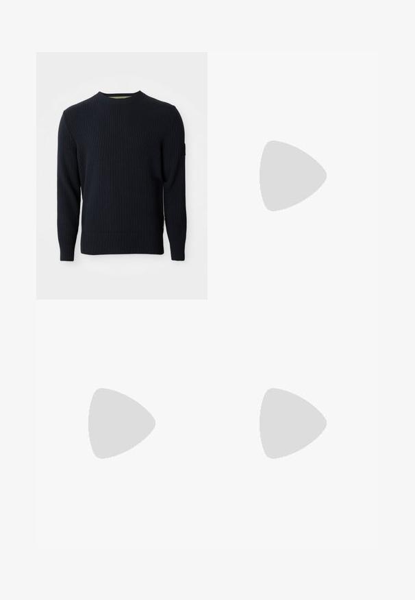Pull en maille bleu marine avec une texture côtelée, col rond et manches longues. Présente un petit patch logo sur la manche gauche.; Maillot de football à manches longues blanc avec une texture en ribbed, col et poignets noirs, arborant le logo Adidas noir et un emblème graphique circulaire.; Pantalon noir à jambes droites avec passants de ceinture, fermeture à bouton et un design épuré et minimal sur un fond neutre.; Baskets Adidas Samba blanches avec des rayures noires, lacets noirs, talon en daim beige et semelle en caoutchouc couleur gomme, présentées en profil latéral gauche.