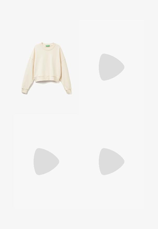 Felpa cropped di colore crema realizzata in tessuto morbido. Presenta un'ampia scollatura, maniche lunghe, polsini a costine e un sottile dettaglio del logo ricamato.; Camicia a maniche lunghe a quadri blu navy e bianca con chiusura a bottoni, colletto classico e dettagli di polsini arricciati. Realizzata in tessuto leggero.; Jeans in denim azzurro chiaro con design a gamba dritta, caratterizzati da orlo strappato, rivetti di rame e stile classico a cinque tasche.; Scarpa da barca in pelle marrone con occhielli dorati, lacci tondi e una suola in gomma marrone texturizzata. Presenta dettagli cuciti e un logo in rilievo.