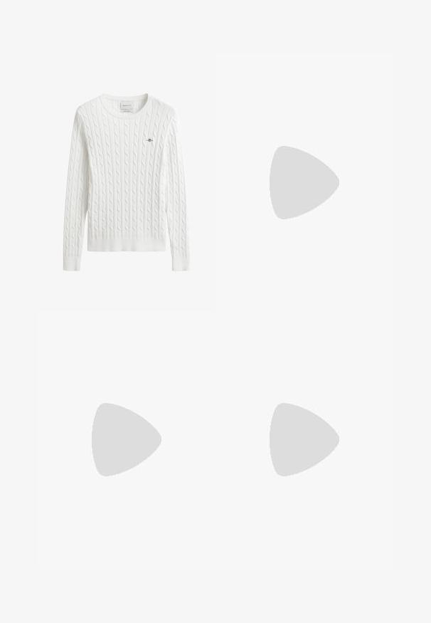 Weißer Strickpullover mit Rundhalsausschnitt, gerippten Bündchen und Saum, mit einem kleinen gestickten Logo auf der linken Brust.; Breite blaue Denim-Jeans mit gestickten floralem Mustern in Orange und Weiß, mit einem Knopfverschluss und Vorderaschen.; Weiße, offene High-Heel-Mules mit glatter Oberfläche, minimalistischer Gestaltung und schlankem Absatz, ausgestattet mit einem subtilen braunen Akzent auf der Sohle.; Grüne Lederhandtasche mit glatter Textur, gebogenem Design und geflochtenem Griff. Verfügt über einen Reißverschluss und einen verstellbaren Riemen.