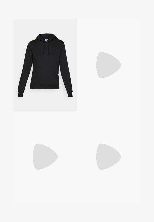 Črn pulover s kapuco, narejen iz mehkega materiala. Ima kapuco z vrvico, kenguru žep, rebraste manšete in majhen logotip na prsih.; Črna kratka majica s kratkimi rokavi, izdelana iz mešanice bombaža, z okroglim ovratnikom in gladko teksturo, brez vidnih logotipov ali vzorcev.; Champion ICONS HIGH WAIST FLARE LEGGINGS - Pajkice - dark green; Črne usnjene teniske z belo podlogo, ki imajo tanke srebrne akcenta in vezalni dizajn. Gladka tekstura s logotipom na peti.
