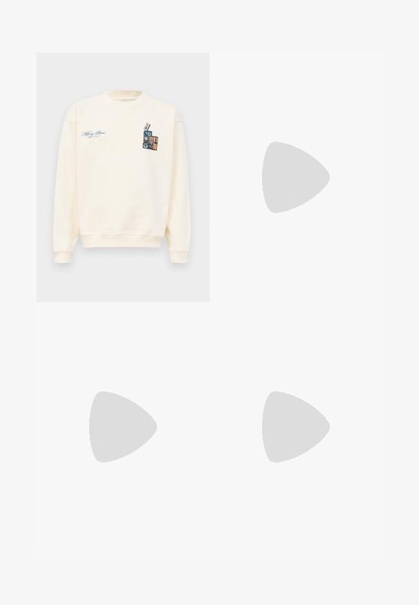 Felpa crewneck color crema con la scritta blu "Filling Pieces" sul petto sinistro e un'immagine di altoparlanti vintage impilati sul petto destro.; Camicia a maniche lunghe a quadri marrone e beige con due tasche frontali e colletto a punta.; Jeans in denim strappato di colore verde chiaro, con gamba dritta, design a cinque tasche, sbiaditure irregolari e schizzi di vernice.; Sneaker in pelle bianca con una finitura liscia, punta rotonda, lacci piatti e suola testurizzata. Presenta un logo discreto sul tallone.
