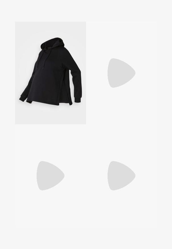 Crna dukserica s kapuljačom, koja ima bočne proreze i duge rukave. Izrađena od mekog materijala, nudi opušten kroj za udobnost.; MAMALICIOUS MLAUKIE - Uske traperice - medium blue denim; Bež platforme sandale s debelim potplatima imaju dizajn s trakama i podesivim remenima oko gležnja. Nanesene su uz široke traperice, a jedna nogavica je pohabana.; Bijela kožna torba s čvrstim dizajnom, s magnetskim kopčanjem i remenom za rame, prikazana na neutralnoj pozadini.