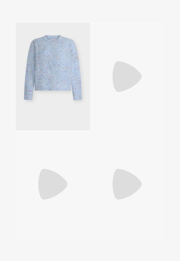 Svijetloplavi pulover s teksturiranim dizajnom i šarenim mrljama po cijelom površini. Okrugli izrez i dugi rukavi.; Duga bež lanena suknja s elastičnom bijelom gumicom u struku, s ukrasnim vezicama i kontrastnim šavovima duž strana.; Bež semisoft cipele s otvorenom petom, s plutenom unutrašnjosti, zaobljenim nožnim prstom i jednostavnom trakom sa zlatnim kopčanjem. Gumeni potplat za bolji grip.; Smeđa suknjana torba s dva gornja držača i podesivim remenom za rame. Ima strukturirani oblik i minimalistički dizajn.