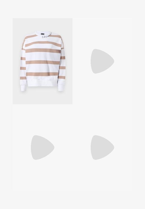 Weißes Sweatshirt mit horizontalen beigen Streifen, Rundhalsausschnitt, gerippten Bündchen und einem kleinen Logo-Detail in Schwarz nahe dem Kragen.; Weite blaue Denim-Jeans mit hoher Taille, klassischem Fünf-Taschen-Stil und kontrastierenden Nähten entlang der Nähte.; Schwarze Leder-Ballettschuhe mit abgerundeter Spitze, glatter Textur, minimalen Nähdetails und einem flexiblen Sohlen-Design.; Braune Ledertasche mit Klappenverschluss, Beschlägen in Goldfarbe, einem Schultergurt und einer glatten Oberfläche. Kompakte rechteckige Form.