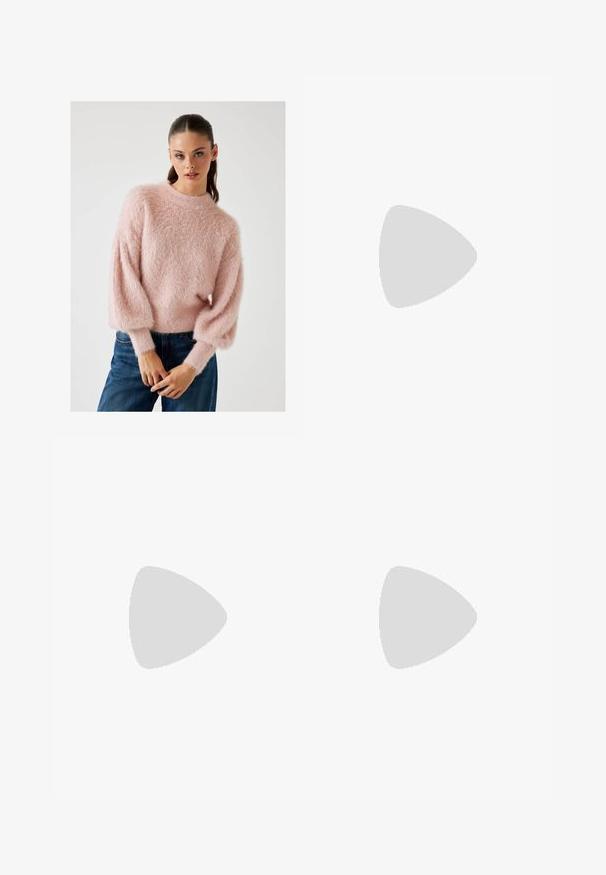 Svijetloružičasti, pahuljasti pulover s visokim ovratnikom i balon rukavima, napravljen od mekog materijala. Uparen s uskim tamnoplavim trapericama.; Korale suknja s teksturiranom površinom koja sadrži okrugle tkanine aplikacije. Elastična linija struka i glatka unutarnja podstava.; Bež sandale na blok petu s tankim remenčićima i kvadratnim vrhom. Glatki materijal s minimalnim detaljima, dizajnirane za jednostavno nošenje.; Crna torba s dva kratka ručka i uklonjivom naramenicom. Glatki materijal nalik koži s zatvaračem na zatvaranje i detaljem s logom.