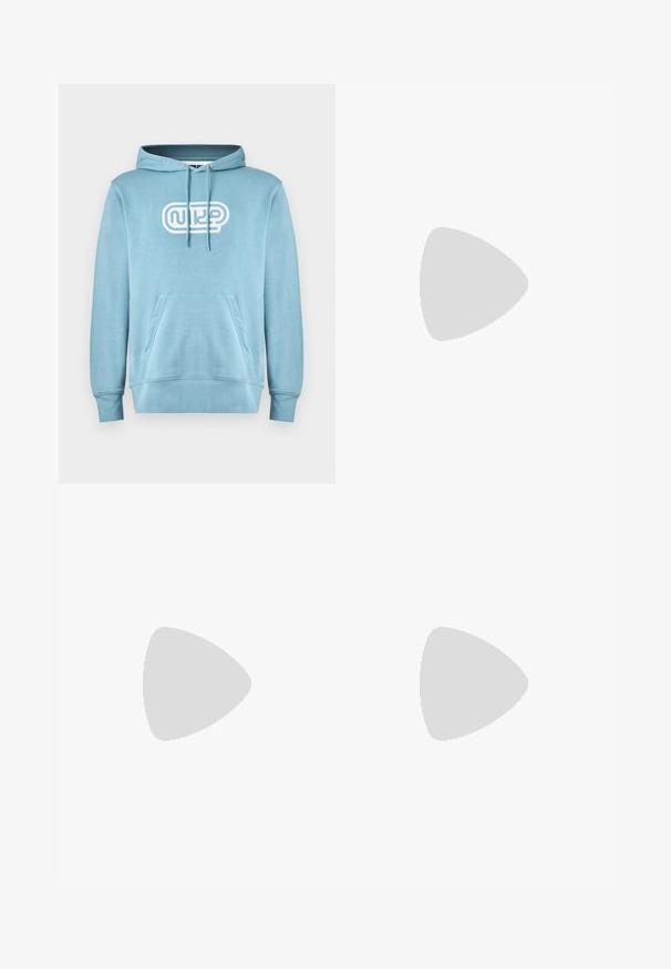 Hellblauer Hoodie mit einer vorderen Kängurutasche, Kapuze mit Kordelzug und weißem Logo. Weicher, strukturierter Stoff mit gerippten Bündchen und Saum.; Schwarze Sweatpants aus einem Baumwollmix, mit elastischem Bund und Kordelzug, gerippten Knöcheln und einem kleinen weißen Logo an der Seite.; Weiße Nike Air Max 90 Sneakers verfügen über ein Obermaterial aus glattem Leder und Mesh, perforierte Details, eine gepolsterte Sohle und eine sichtbare Lufteinheit für zusätzlichen Komfort.; Schwarze Sonnenbrille mit matter Oberfläche, rechteckigen Gläsern, leichtem Bogen an den Schläfen, dezentem Logo-Detail und rauchgetönten Gläsern.