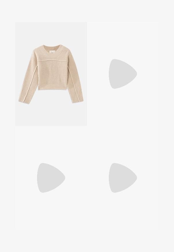 Pull court en tricot côtelé beige, à manches longues, avec un col rond et des coutures décoratives le long des manches.; Pantalons évasés beige clair avec une texture côtelée, dotés d'une taille à cordon de serrage et de bords bruts le long des coutures latérales et de l'ourlet.; Botte de cheville en cuir noir avec un bout pointu, un embout texturé et un talon conique fin. Surface lisse avec des détails de couture subtils.; Sac à main en cuir verni noir de forme rectangulaire, avec une chaîne en bandoulière et un accent matériel distinctif au centre. Texture lisse.