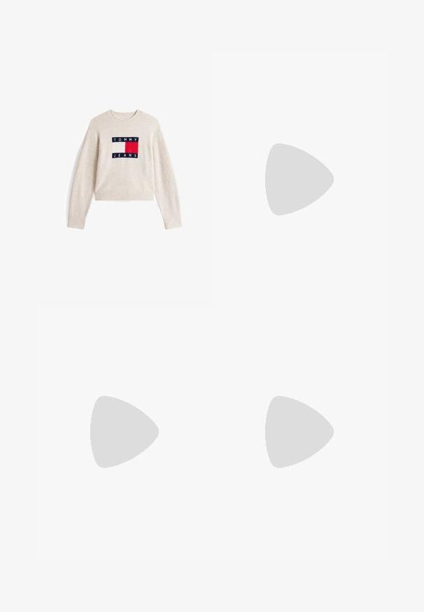 Kermavärinen lyhyt neulepaidat, jossa on ribattuja hihoja; keskiössä on laivastonsininen, valkoinen ja punainen brodeerattu logo "TOMMY JEANS."; Meriparkat siniset lastikirjot, valmistettu sileästä kankaasta. Niissä on kaksi sivutaskua ja suora lahje. Napin kiinnitys vyötäröllä.; Valkoiset nahkakengät paksulla valkoisella pohjalla, mustalla mokkanahkaosuudella kannassa ja kohokuvioitu logo sivulla. Nauhakeskitys kuudella reiällä.; Mustat ylisuuret aurinkolasit, joissa on geometrinen muoto, tummat linssit ja kehykseen erottuva harmaa yksityiskohta. Logo varressa.