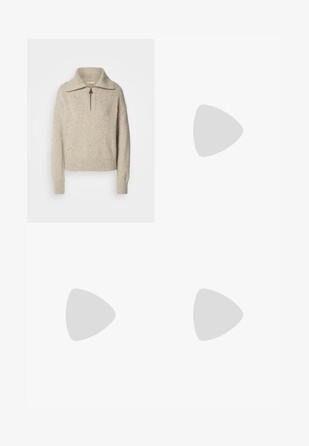 Pulover bej dintr-un material tricotat, cu guler înalt, închidere cu fermoar și manșete și tiv nervurate. Textura include fire mai închise la culoare pe alocuri.; Blugi albi cu picioare largi, realizati din bumbac, cu talie inalta, doua buzunare frontale si o inchidere cu un singur buton si fermoar.; Botină din suede maro, cu o talpă din cauciuc negru masiv, având un toc ușor și o bandă de prindere în spate pentru a fi ușor de îmbrăcat.; DRAGON DIFFUSION NANTUCKET BASKET BIG - Geantă de mână - naranja