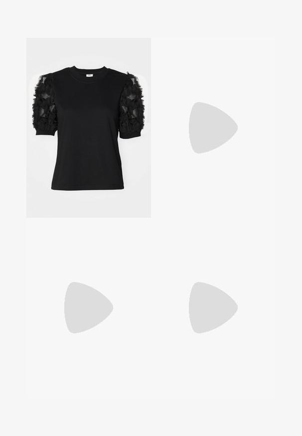 Zwarte t-shirt met korte mouwen van gerimpeld zwart tule stof, ronde halslijn en een getailleerde pasvorm.; Grijze geribbelde pencilrok met een aansluitende pasvorm, hoge tailleband en een gladde textuur. Ontworpen voor een gestroomlijnde silhouet.; Zwarte leren slingback schoen met een puntige neus en een slanke, gebogen hak. Voorzien van een discrete verstelbare band met een metalen gesp.; Zwarte nepleer handtas met een krokodillenstructuur, opgedroogde bovenkant en een gekreukte hengsel. Het lijkt zacht en compact van ontwerp.
