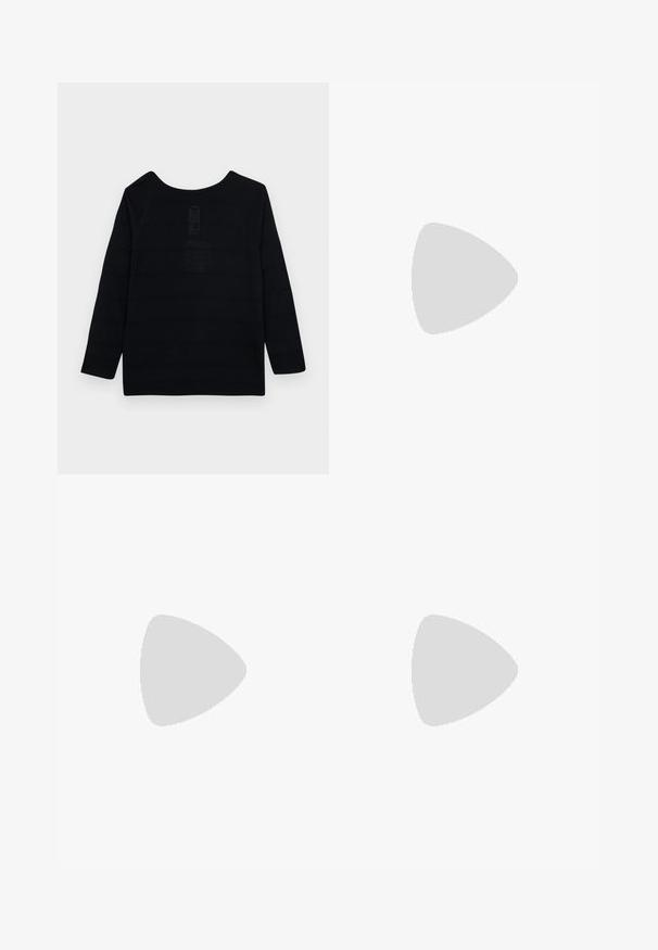Haut noir à manches longues avec un col arrondi, présentant un motif texturé et des coutures renforcées le long des seams.; Jean large en denim bleu foncé avec fermeture à bouton et à glissière à l'avant, cinq poches et surpiqûres contrastées. Texture lisse sur toute la surface.; Baskets blanches avec des accents argentés métalliques, texture lisse, bout rond, semelle plate et design classique à lacets.; Sac à main en cuir blanc avec une forme courbée, arborant un logo "CK" embossé à l'avant et une seule bandoulière. Fermeture à glissière en haut.