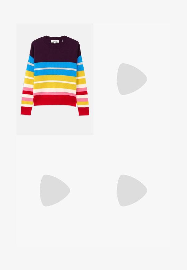 Gebreide trui met horizontale strepen in paars, blauw, geel, roze en rood. Ribbelboord bij de halslijn en onderkant. Zachte textuur, casual ontwerp.; Rode, uitlopende broek van rekbaar materiaal, met een gladde textuur en zichtbare naden aan de voorkant. Geen zakken.; Zwarte leren ballerina met een ronde neus, gladde textuur, minimale stikdetails en een flexibele zoolontwerp.; Geplooide beige leren clutch met een zilveren metalen frame, voorzien van twee ronde decoratieve sluitingen en een zilveren kettingriem.