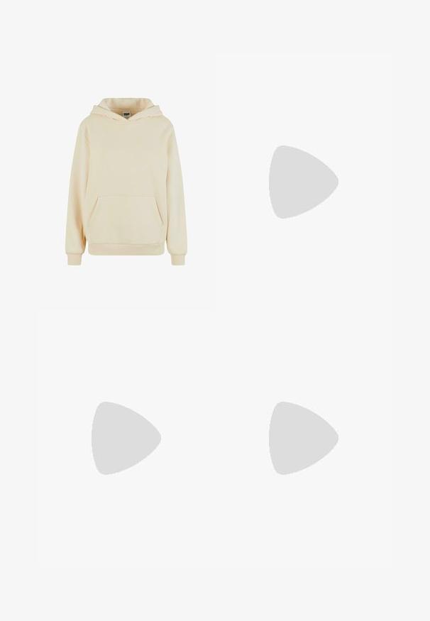 Krēmkrāsas kapuce, kas izgatavota no mīksta auduma, ar aukliņu kapuci, priekšējo kenguru kabatu un ribotām piedurknēm un apakšmalu.; Balts garās piedurknes kropts kreklis ar nelielu izsistās apdrukas logotipu kreisajā krūtī un pieguļošām piedurknēm.; Spilgtas oranžas slēpošanas bikses ar šauru fit, ar rāvējslēdzēja kabatu, pastiprinātu piedurkņu daļu un regulējamiem jostas pogām. Melna iekšējā oderējums.; Beige sporta apavi ar teksturētu augšdaļu, ar leopardu rakstu sānos, mīkstu apkakli un masīvu baltu zoli.