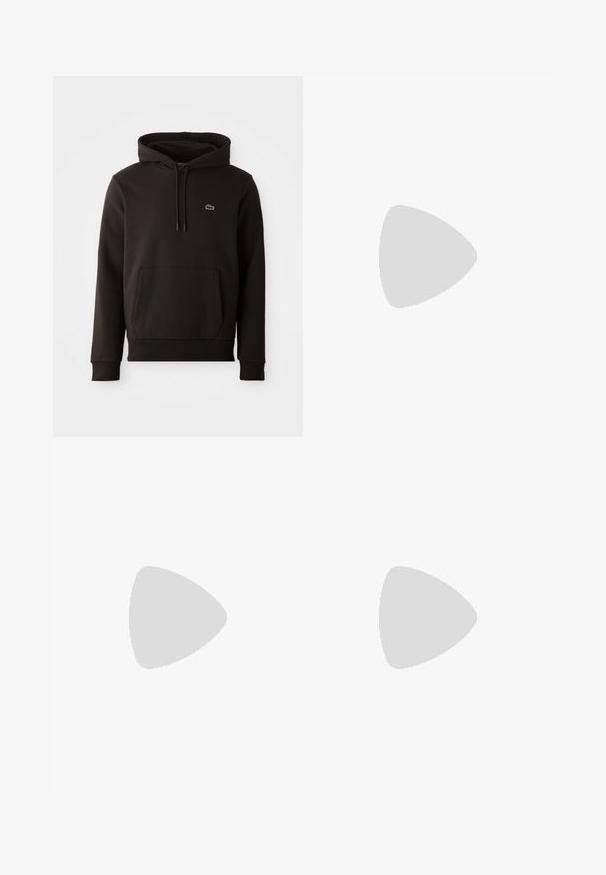 Sweatshirt à capuche noire en tissu doux, doté d'une poche kangourou à l'avant et d'un petit logo coloré sur la poitrine. Poignets et ourlet côtelés.; Shorts en lin beige clair avec une taille élastique et une corde de serrage. Comprend des poches latérales et une coupe décontractée. Texture lisse.; Sneaker en cuir marron avec une semelle blanche, un bout arrondi et un design à lacets. Agrémenté d'un petit détail en forme de drapeau rouge, blanc et bleu.; Lunettes de soleil rondes avec une monture en écaille de tortue et des verres marron. Elle présente des branches fines avec une légère texture et des accents en métal près des verres.
