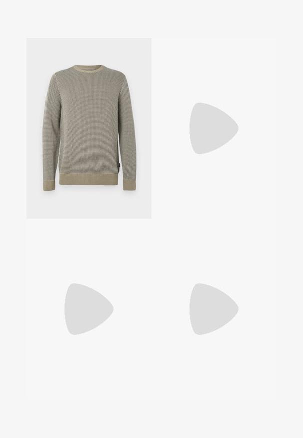 Svetr s dlouhým rukávem v béžovém a černém houndstooth vzoru, s kulatým výstřihem, žebrovanými manžetami a texturovaným povrchem.; Béžové kalhoty vyrobené z měkké tkaniny, s volným střihem, sklady na přední straně, elastickým pasem a zúženými nohavicemi.; Černé kožené nazouvací boty s kulatou špičkou, prošitím a černou gumovou podrážkou. Hladký povrch s minimalistickým designem.; Tmavě námořnická kožená aktovka s dvojitými horními rukojeťmi a odnímatelným popruhem. Má texturovaný povrch, vertikální švy a detail s logem.