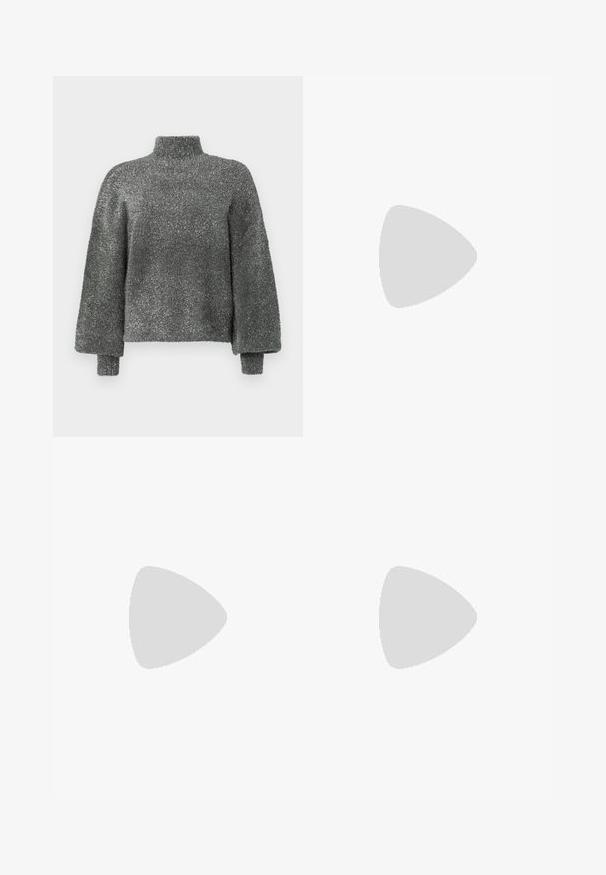 Metāliska pelēka, augsta apkakle džemperis ar garām, nedaudz pārāk lielām piedurknēm. Rūpīgi izstrādāts, spīdīgs audums ar brīvu piegriezumu un ribotām aprocēm.; Platām kājām džinsu bikses ar gaismas līdz tumši zilam gradientam, augstu jostas līniju, jostas cilpām un atbilstošu auduma jostu. Tekstūrēts džinsas apdare.; Tan krāsa zamšota potīte ar mīkstu krēmkrāsas oderi. Iezīmēta ar platu zoli un izšūtu akcentu gar šuvēm, kas radītas komfortam.; Balts taisnstūra clutch soma, izgatavota no spīdīga materiāla, ar sudraba ķēdes siksnu. Modelis pozē, demonstrējot somu uz vienkārša fona.