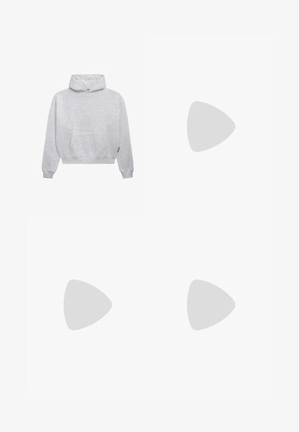 Ljusgrå hoodie i mjuk bomullsblandning. Har en känguruficka, ribbade ärmmuddar och en huva med dragsko i en minimalistisk design.; Pikétröja i mörkgrön färg, texturerad tyg med en zigzag-mönster, korta ärmar och en platt krage. Har tre knappar vid halsen.; Grå, lätta syntetiska vida byxor med elastisk midja och vita sidosträck. Slät textur med en avslappnad design.; Tan mockasins ankelstövlar med svart vadderad krage, guldmetallöglor, vit sömdekor och slitstöt gummisula med utmärkta mönster.