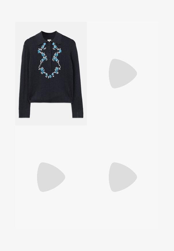 Mørkeblå ribbestrikket langærmet sweater med polo krave, frontknapper og blå og hvide blomsterbroderier på brystet.; Sorte skræddersyede bukser med lige ben, der har subtile striber, bæltestropper og en glat tekstur.; Paul Smith TOPANGA - Ballerinasko - black; Brun læder håndtaske med flaplukning, hardware i gyldent tone, en skulderrem og en glat overflade. Kompakt rektangulær form.