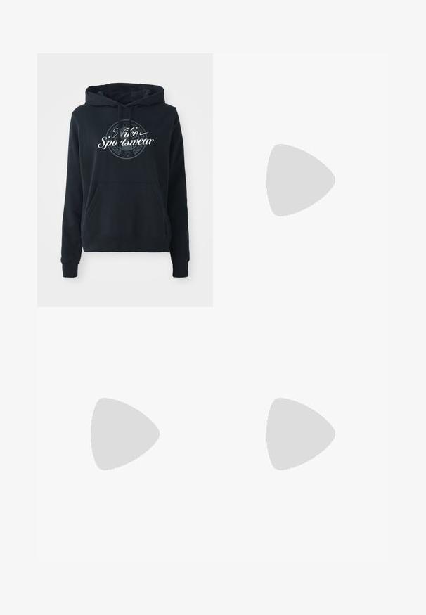 Felpa nera con cappuccio realizzata in tessuto misto cotone, dotata di tasca a marsupio frontale, cappuccio con cordino e grafica circolare con il testo “Nike Sportswear”.; Bra sportivo bianco con tessuto liscio, design a dorso scoperto e una banda elastica grigia con il logo Carhartt in nero. Taglia piccola.; Pantaloni corti neri con cintura elastica, dotati di due tasche laterali con chiusure a patta. Realizzati in un materiale leggero, offrono un design funzionale.; Sneakers atletici bianchi realizzati in mesh e materiali sintetici, caratterizzati da una suola spessa e un design testurizzato, abbinati a calze bianche a coste.